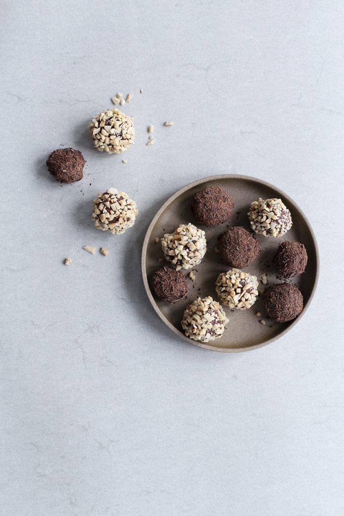 handgemachte Pralinen, angerichtet auf einem kleinen Teller